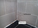 Marquage des infiltrations dans le mur de la douche