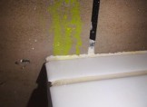 Infiltration d'eau dans le mur au niveau du lavabo Infiltration d'eau dans le mur au niveau du lavabo