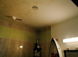 Humidité remarquable sur le plafond de la salle de bain
