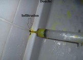 Infiltration d'eau dans le mur de la douche carrelé