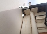 Infiltration d'eau dans l'angle de la maison