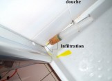 Recherche d'infiltration par fluorescéine dans les joints de la douche